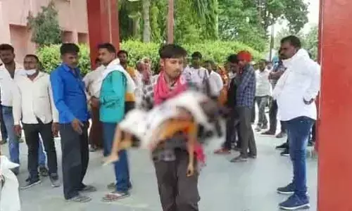 यूपी में 5 साल के बच्चे का शव लेकर भटकता रहा पिता यूपी में 5 साल के बच्चे का शव लेकर भटकता रहा पिता