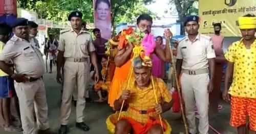 बूढ़े माता-पिता को कांवर में बिठाकर 105 KM की यात्रा पर निकले बेटा-बहू