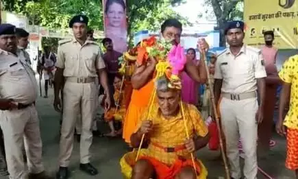 बूढ़े माता-पिता को कांवर में बिठाकर 105 KM की यात्रा पर निकले बेटा-बहू