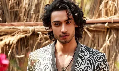 рдПрдХ рдХрд░реЛрдбрд╝ рдХреЗ рдбреНрд░рдЧреНрд╕ рдХреЗ рд╕рд╛рде рдореЙрдбрд▓ рдФрд░ рдЙрд╕рдХреА рдорд╣рд┐рд▓рд╛ рдорд┐рддреНрд░ рдЧрд┐рд░рдлреНрддрд╛рд░, рджрд┐рд▓реНрд▓реА рд╡рд┐рд╢реНрд╡рд╡рд┐рджреНрдпрд╛рд▓рдп рдХреЗ рдЖрд╕рдкрд╛рд╕ рдХрд░рддреЗ рдереЗ рд╕рдкреНрд▓рд╛рдИ рдПрдХ рдХрд░реЛрдбрд╝ рдХреЗ рдбреНрд░рдЧреНрд╕ рдХреЗ рд╕рд╛рде рдореЙрдбрд▓ рдФрд░ рдЙрд╕рдХреА рдорд╣рд┐рд▓рд╛ рдорд┐рддреНрд░ рдЧрд┐рд░рдлреНрддрд╛рд░, рджрд┐рд▓реНрд▓реА рд╡рд┐рд╢реНрд╡рд╡рд┐рджреНрдпрд╛рд▓рдп рдХреЗ рдЖрд╕рдкрд╛рд╕ рдХрд░рддреЗ рдереЗ рд╕рдкреНрд▓рд╛рдИ