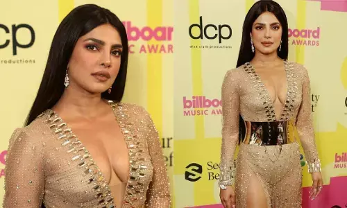 Priyanka Chopra Sexy Video Photos: देसी गर्ल प्रियंका चोपड़ा ने अपने अलग-अलग हॉट लुक्स से फैशन जगत में छोड़ी नई छाप