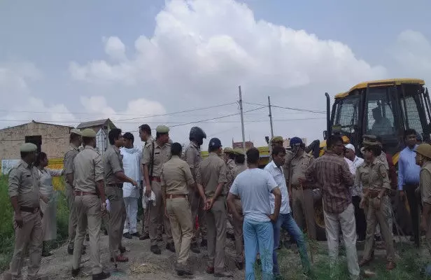 Noida Breaking News : नोएडा के पल्ला गांव में पुलिस और किसान आमने सामने, भारी तादाद में पुलिस बल मौके पर