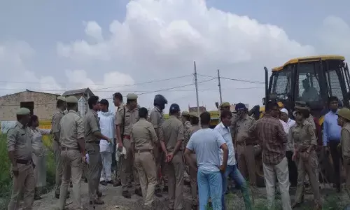 Noida Breaking News : नोएडा के पल्ला गांव में पुलिस और किसान आमने सामने, भारी तादाद में पुलिस बल मौके पर Noida Breaking News : नोएडा के पल्ला गांव में पुलिस और किसान आमने सामने, भारी तादाद में पुलिस बल मौके पर