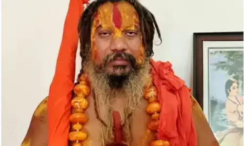 लुलु माल पहुंचे जगद्गुरु परमहंसाचार्य,पुलिस ने वापस लौटाया