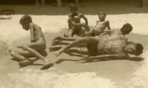 पूर्वी उत्तर प्रदेश में पानी बरसने को लेकर अजीब-अजीब से टोटके किए जा रहे हैं,एक ऐसा ही टोटका देखिए। पूर्वी उत्तर प्रदेश में पानी बरसने को लेकर अजीब-अजीब से टोटके किए जा रहे हैं,एक ऐसा ही टोटका देखिए।