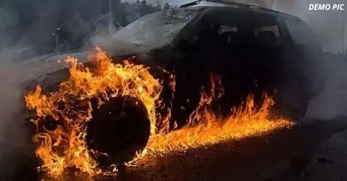 आर्थिक तंगी से परेशान रामराज ने कार में पत्नी और बेटे को बैठाकर लगा दी आग, और फिर आर्थिक तंगी से परेशान रामराज ने कार में पत्नी और बेटे को बैठाकर लगा दी आग, और फिर
