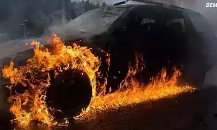 आर्थिक तंगी से परेशान रामराज ने कार में पत्नी और बेटे को बैठाकर लगा दी आग, और फिर आर्थिक तंगी से परेशान रामराज ने कार में पत्नी और बेटे को बैठाकर लगा दी आग, और फिर