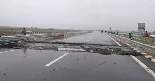 Bundelkhand Expressway: पीएम मोदी के उद्घाटन के 5 दिन बाद ही धंस गया बुंदेलखंड एक्‍सप्रेसवे