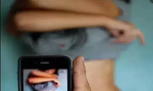 वीडियो काल पर सिपाही के सामने उतार दिए युवती ने सभी कपड़े, वीडियो किया यूट्यूब पर उपलोड और अब .... वीडियो काल पर सिपाही के सामने उतार दिए युवती ने सभी कपड़े, वीडियो किया यूट्यूब पर उपलोड और अब ....