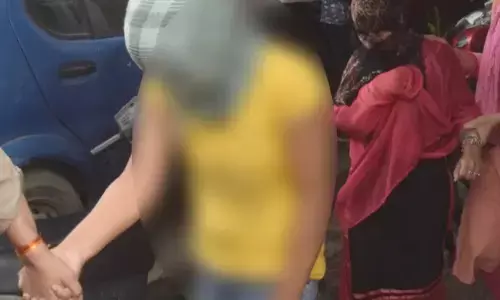 बात थी मसाज की, लड़की बोली- एक हजार रुपये में ये भी करती हूं, फिर हुआ बड़ा खुलासा बात थी मसाज की, लड़की बोली- एक हजार रुपये में ये भी करती हूं, फिर हुआ बड़ा खुलासा