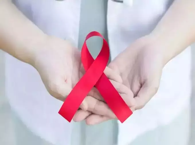 एचआईवी-दवाओं की कमी के कारण लोग अनिश्चितक़ालीन धरने पर