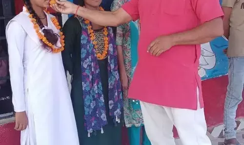 गांव के गरीब बच्चों में शिक्षा की अलख जगा रहे हैं अनुदेशक विक्रम सिंह गांव के गरीब बच्चों में शिक्षा की अलख जगा रहे हैं अनुदेशक विक्रम सिंह