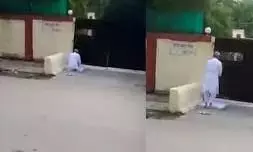 गोरखपुर में IAS अधिकारी के घर के सामने बुजुर्ग ने पढ़ी नमाज, अब हुआ VIDEO VIRAL गोरखपुर में IAS अधिकारी के घर के सामने बुजुर्ग ने पढ़ी नमाज, अब हुआ VIDEO VIRAL
