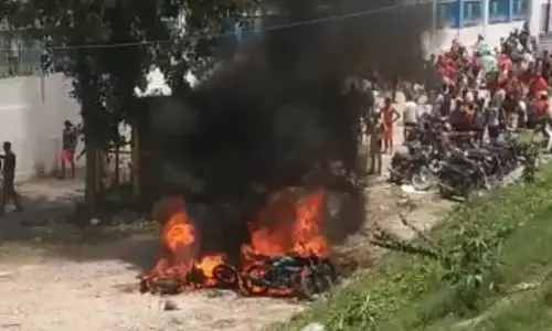 Haridwar Kanwar Yatra: चार वाइकों में लगी आग, हरिद्वार में छह काँवड़ियों की मौत Haridwar Kanwar Yatra: चार वाइकों में लगी आग, हरिद्वार में छह काँवड़ियों की मौत