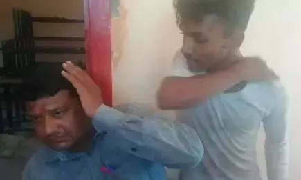 Patna News : क्लास रूम में छात्रा को अश्लील वीडियो दिखा रहा था टीचर, भीड़ ने जमकर कूटा, देखें वीडियो Patna News : क्लास रूम में छात्रा को अश्लील वीडियो दिखा रहा था टीचर, भीड़ ने जमकर कूटा, देखें वीडियो