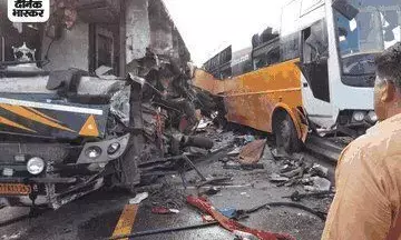 पूर्वांचल एक्सप्रेस वे पर भीषण सड़क हादसा, दो डबल डेकर बसों की टक्कर में 6 यात्रियों की मौत, कई घायल पूर्वांचल एक्सप्रेस वे पर भीषण सड़क हादसा, दो डबल डेकर बसों की टक्कर में 6 यात्रियों की मौत, कई घायल