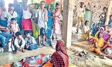 बेटे के शव से लिपटकर रोते हुए मां ने तोड़ दिया दम बेटे के शव से लिपटकर रोते हुए मां ने तोड़ दिया दम