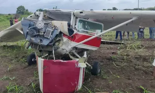 Trainee aircraft crashes | महाराष्ट्र में बुरी तरह से क्षतिग्रस्त हुआ ट्रेनी एयरक्राफ्ट, कराई गई क्रैश लैंडिंग, महिला पायलट जख्मी Trainee aircraft crashes | महाराष्ट्र में बुरी तरह से क्षतिग्रस्त हुआ ट्रेनी एयरक्राफ्ट, कराई गई क्रैश लैंडिंग, महिला पायलट जख्मी
