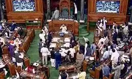 लोकसभा में जमकर हंगामा, कांग्रेस के 4 सांसद पूरे सत्र के लिए सस्पेंड, महंगाई को लेकर कर रहे थे विरोध प्रदर्शन लोकसभा में जमकर हंगामा, कांग्रेस के 4 सांसद पूरे सत्र के लिए सस्पेंड, महंगाई को लेकर कर रहे थे विरोध प्रदर्शन