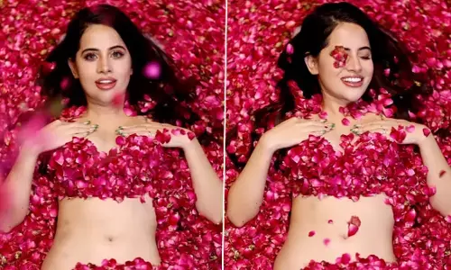 Urfi Javed Sexy Photo video:  उर्फी जावेद ने सिर्फ गुलाब की पंखुड़ियों से ढकी अपनी हॉट बॉडी, यूजर्स बोले-कोई तो पंखा चला दो यार!