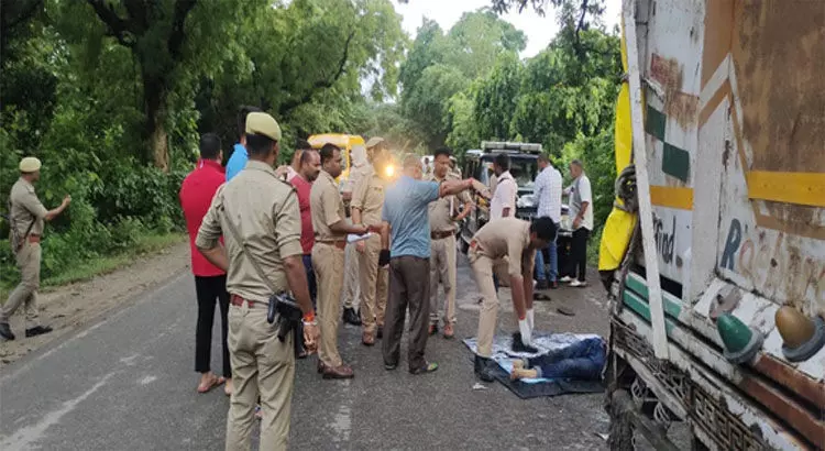 यूपी : चेकिंग के दौरान ट्रक ने ARTO के सिपाही और ड्राइवर को रौंदा, मौके पर ही मौत यूपी : चेकिंग के दौरान ट्रक ने ARTO के सिपाही और ड्राइवर को रौंदा, मौके पर ही मौत