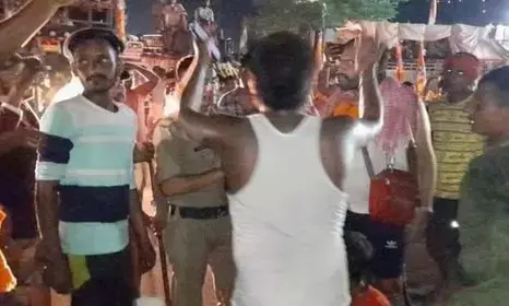 हरिद्वार में मुजफ्फरनगर व हरियाणा के कांवडियों के बीच संघर्ष, एक की मौत, कईं घायल हरिद्वार में मुजफ्फरनगर व हरियाणा के कांवडियों के बीच संघर्ष, एक की मौत, कईं घायल