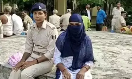 डेढ़ महीने पहले मृत महिला प्रेमी के साथ मिली जिंदा, हत्या के आरोप में जेल में है पति डेढ़ महीने पहले मृत महिला प्रेमी के साथ मिली जिंदा, हत्या के आरोप में जेल में है पति