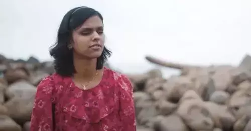 आंख से नहीं देख पाती लड़की, फिर भी 12वीं की CBSE परीक्षा में लाए 496/500 मार्क्स