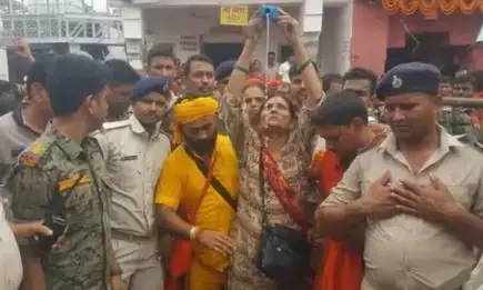 24 घंटे पैदल चल कर कृष्णा बम पहुंचीं बाबा धाम, किया जलाभिषेक 24 घंटे पैदल चल कर कृष्णा बम पहुंचीं बाबा धाम, किया जलाभिषेक