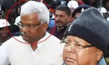 लालू के OSD रहे भोला यादव को CBI ने किया गिरफ्तार, रेलवे भर्ती घोटाले में 4 ठिकानों पर छापेमारी लालू के OSD रहे भोला यादव को CBI ने किया गिरफ्तार, रेलवे भर्ती घोटाले में 4 ठिकानों पर छापेमारी
