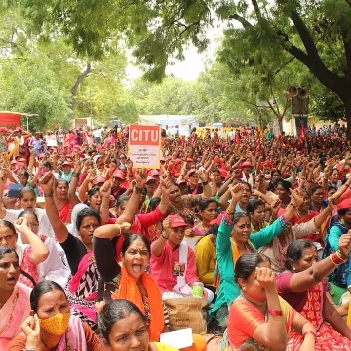 कर्मचारी का दर्जा मिलने तक जारी रहेगा संघर्ष के नारे के साथ आंगनवाड़ी कर्मियों का धरना हुआ समाप्त