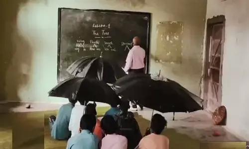 मध्यप्रदेश के सिवनी में सरकारी स्कूल की टपकती है छत, छाता लेकर पढने को मजबूर छात्र मध्यप्रदेश के सिवनी में सरकारी स्कूल की टपकती है छत, छाता लेकर पढने को मजबूर छात्र