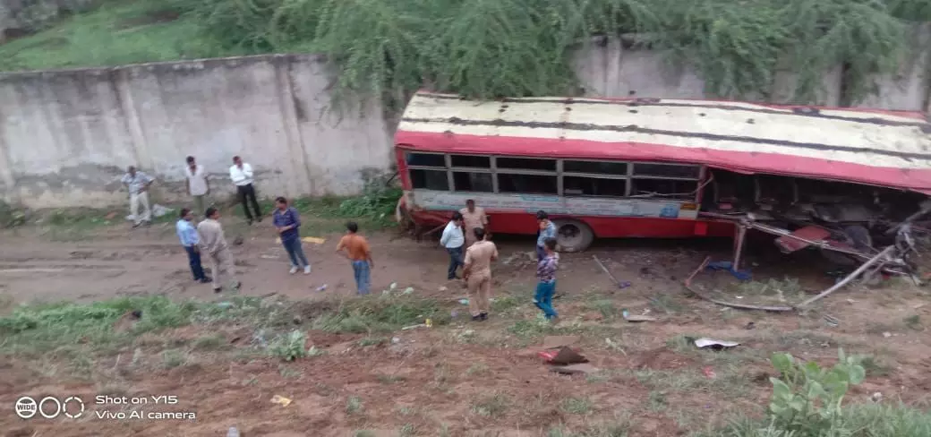 तेजरफ्तार बस ओबरव्रिज के नीचे गिरी, एक की मौत 25 से ज्यादा घायल तेजरफ्तार बस ओबरव्रिज के नीचे गिरी, एक की मौत 25 से ज्यादा घायल