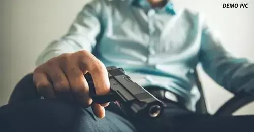 पटना में पत्रकार ने खुद को मारी गोली, जदयू नेत्री से चल रहा था अफेयर, जांच में जुटी पुलिस पटना में पत्रकार ने खुद को मारी गोली, जदयू नेत्री से चल रहा था अफेयर, जांच में जुटी पुलिस