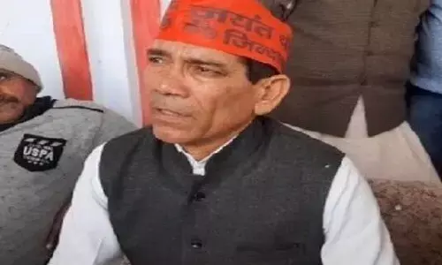 सपा की टोपी पहनकर पंचायत मे शामिल होने पर ,दरोगा पर गिरी गाज सपा की टोपी पहनकर पंचायत मे शामिल होने पर ,दरोगा पर गिरी गाज