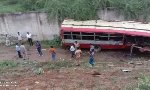 рддреЗрдЬрд░рдлреНрддрд╛рд░ рдмрд╕ рдУрдмрд░рд╡реНрд░рд┐рдЬ рдХреЗ рдиреАрдЪреЗ рдЧрд┐рд░реА, рдПрдХ рдХреА рдореМрдд 25 рд╕реЗ рдЬреНрдпрд╛рджрд╛ рдШрд╛рдпрд▓ рддреЗрдЬрд░рдлреНрддрд╛рд░ рдмрд╕ рдУрдмрд░рд╡реНрд░рд┐рдЬ рдХреЗ рдиреАрдЪреЗ рдЧрд┐рд░реА, рдПрдХ рдХреА рдореМрдд 25 рд╕реЗ рдЬреНрдпрд╛рджрд╛ рдШрд╛рдпрд▓