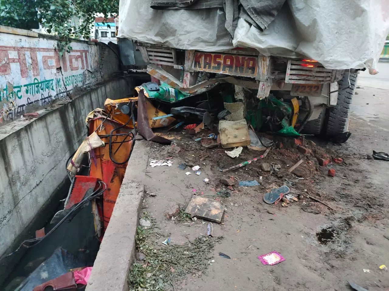 गाजियाबाद : ट्रक ने दो ऑटो और बाइक को रौंदा, दो लोगों की मौत गाजियाबाद : ट्रक ने दो ऑटो और बाइक को रौंदा, दो लोगों की मौत