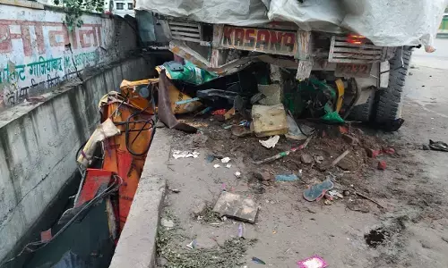 गाजियाबाद : ट्रक ने दो ऑटो और बाइक को रौंदा, दो लोगों की मौत गाजियाबाद : ट्रक ने दो ऑटो और बाइक को रौंदा, दो लोगों की मौत