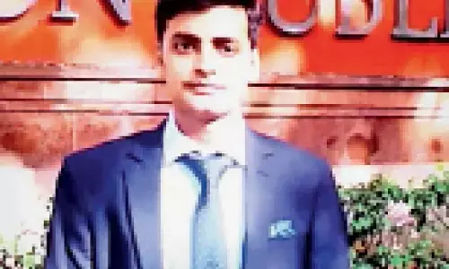 फर्जी IAS बनकर मुख्यमंत्री के साथ फोटो खिंचवाया, लंच किया, राज खुला तो बढ़ीं मुश्किलें फर्जी IAS बनकर मुख्यमंत्री के साथ फोटो खिंचवाया, लंच किया, राज खुला तो बढ़ीं मुश्किलें