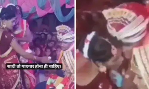 स्टेज पर साली ने जीजा के साथ कर दिया ऐसा काम कि लोग देखकर रह गए हैरान, देखें- वीडियो स्टेज पर साली ने जीजा के साथ कर दिया ऐसा काम कि लोग देखकर रह गए हैरान, देखें- वीडियो