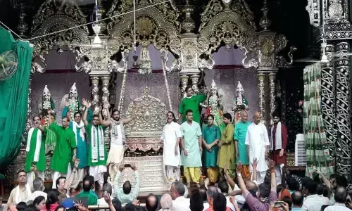 बांके बिहारी मंदिर में शुरू हुई हिंडोला उत्सव की तैयारी, 18 करोड़ के स्वर्ण रजत हिंडोले में विराजेंगे ठाकुर जी बांके बिहारी मंदिर में शुरू हुई हिंडोला उत्सव की तैयारी, 18 करोड़ के स्वर्ण रजत हिंडोले में विराजेंगे ठाकुर जी