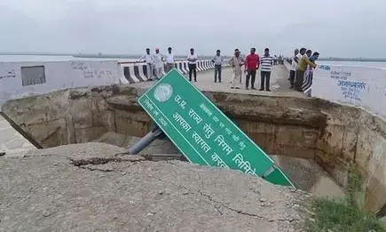 बुंदेलखंड एक्सप्रेस-वे के बाद अब गंगा पर बने पुल की सड़क धंसी, हस्तिनापुर में डेढ़ साल पहले चालू हुआ था