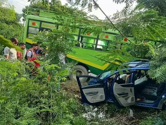 बस और कार की भिड़ंत में मसाला व्यापारी की मौत, दो लोग घायल