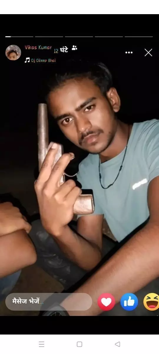 अबैध तमंचे के साथ साथ ,युवक की तस्वीर हुई वायरल ,पुलिस मामले कि जांच मे जुटी। अबैध तमंचे के साथ साथ ,युवक की तस्वीर हुई वायरल ,पुलिस मामले कि जांच मे जुटी।