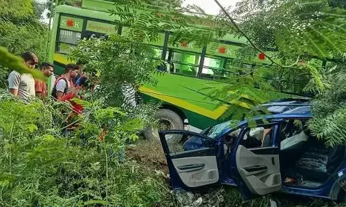 बस और कार की भिड़ंत में मसाला व्यापारी की मौत, दो लोग घायल बस और कार की भिड़ंत में मसाला व्यापारी की मौत, दो लोग घायल