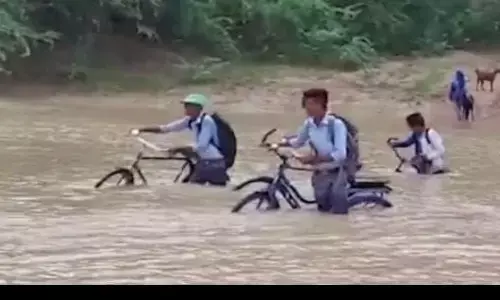 नौनिहाल बच्चे शिक्षा पाने के लिए खतरो से कर रहे संघर्ष, स्कूल जाने के लिए उफनती नदी में नाव का ले रहे सहारा।