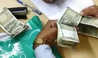 बिजली कंपनी के एई रिंकू मैना को 80 हजार की रिश्वत लेते हुए लोकायुक्त की टीम ने पकड़ा