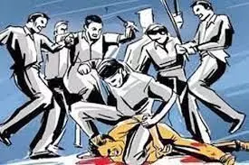 जमीनी विवाद में एक ही परिवार के दो पक्षों में लाठी डंडे के साथ हुई फायरिंग तीन लोग गंभीर घायल जमीनी विवाद में एक ही परिवार के दो पक्षों में लाठी डंडे के साथ हुई फायरिंग तीन लोग गंभीर घायल