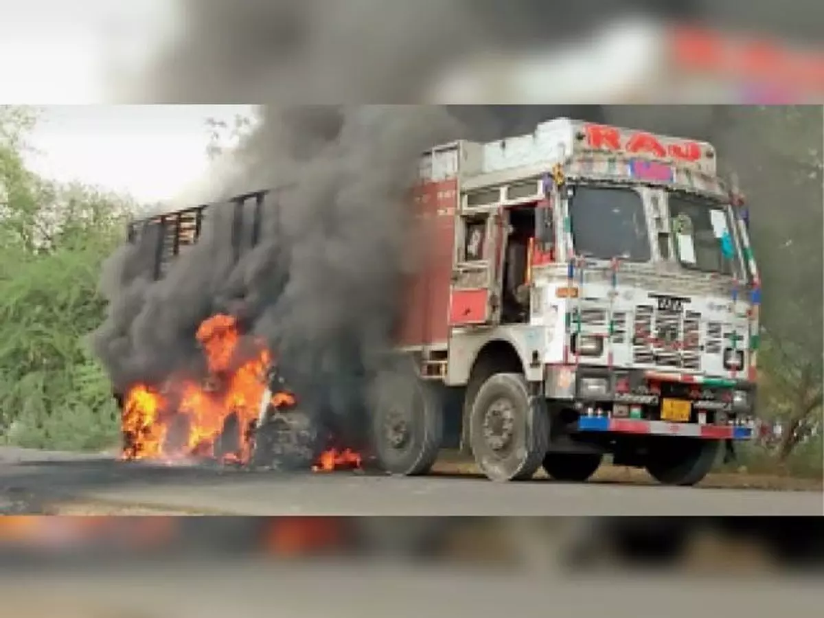 चलते ट्रक के टायर मे लगी आग,ड्राइबर की सूझबूझ से टला बडा हादसा।