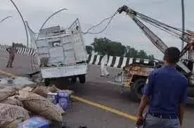 आगरा लखनऊ हाइबे पर भीषण सडक हादसा ,पिता पुत्र की दर्दनाक मौत।